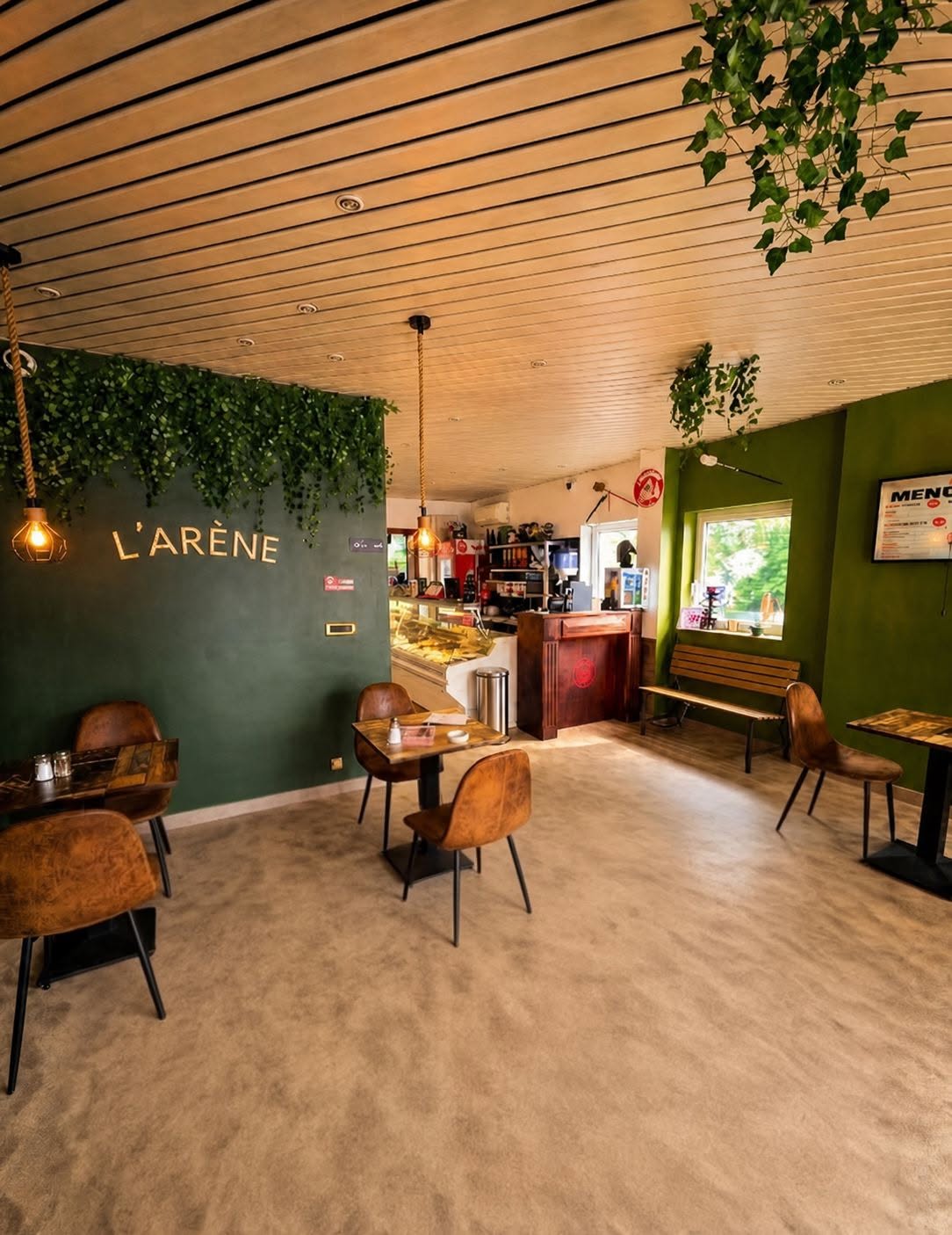 La salle de L'Arène Sandwicherie, mur vert et comptoir