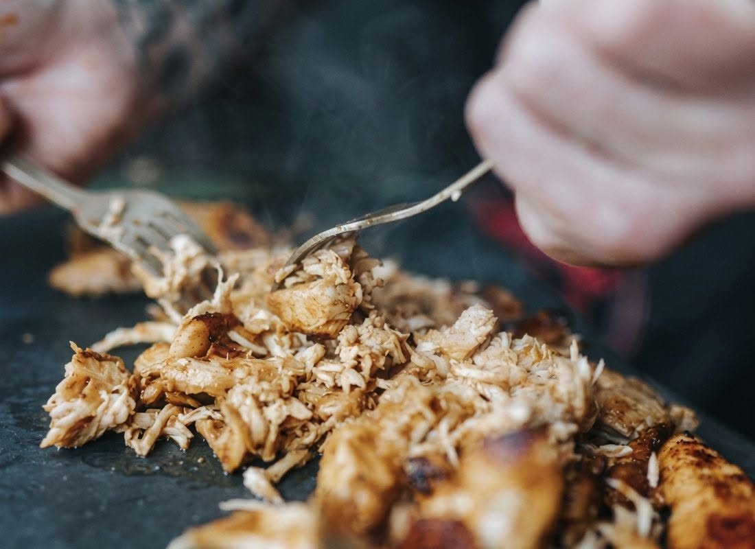 Effiloché de poulet en préparation sur la plancha
